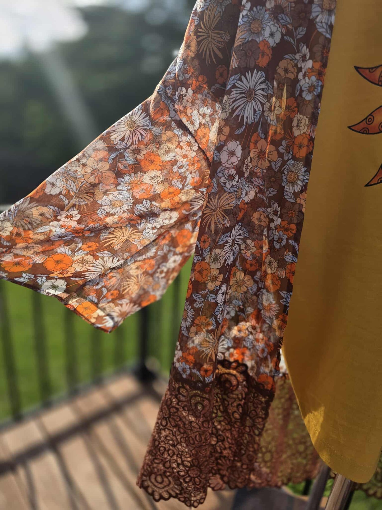Closet Craving: Retro Daisy & Lace Sheer Kimono – Size 1X (14/16W)