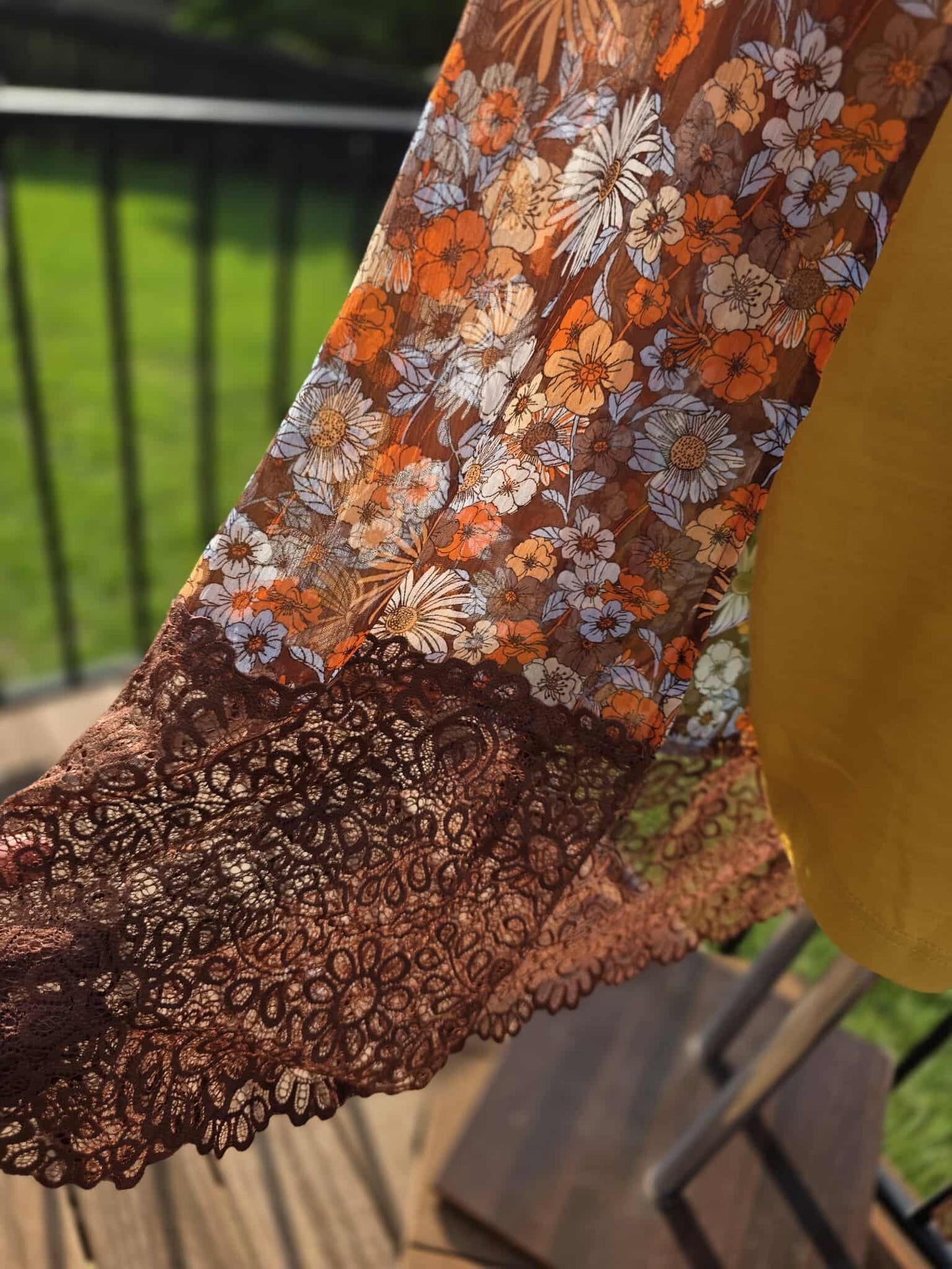Closet Craving: Retro Daisy & Lace Sheer Kimono – Size 1X (14/16W)